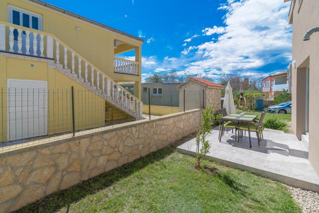 Enona Apartment *