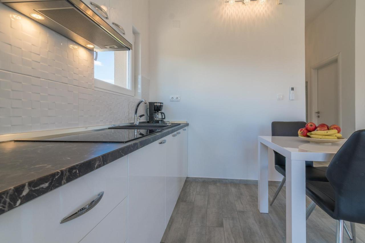 Enona Apartment *