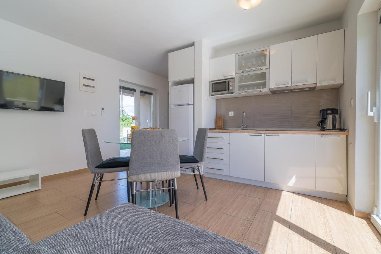 Enona Apartment *